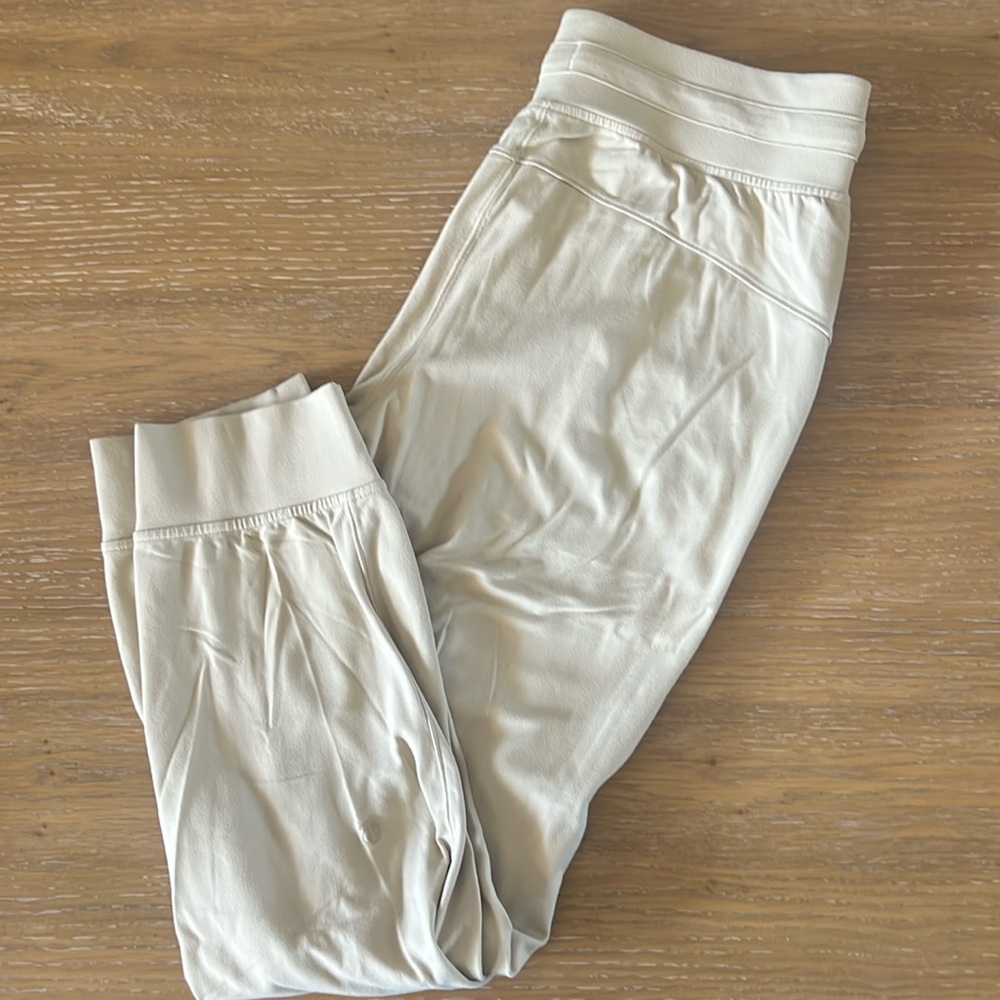 EUC lululemon cropped jogger - Size 8